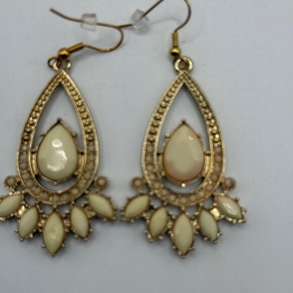 🐱 5 for $10.  Goldtone Fish Hook Earrings with Off White Stones - Picture 3 of 5